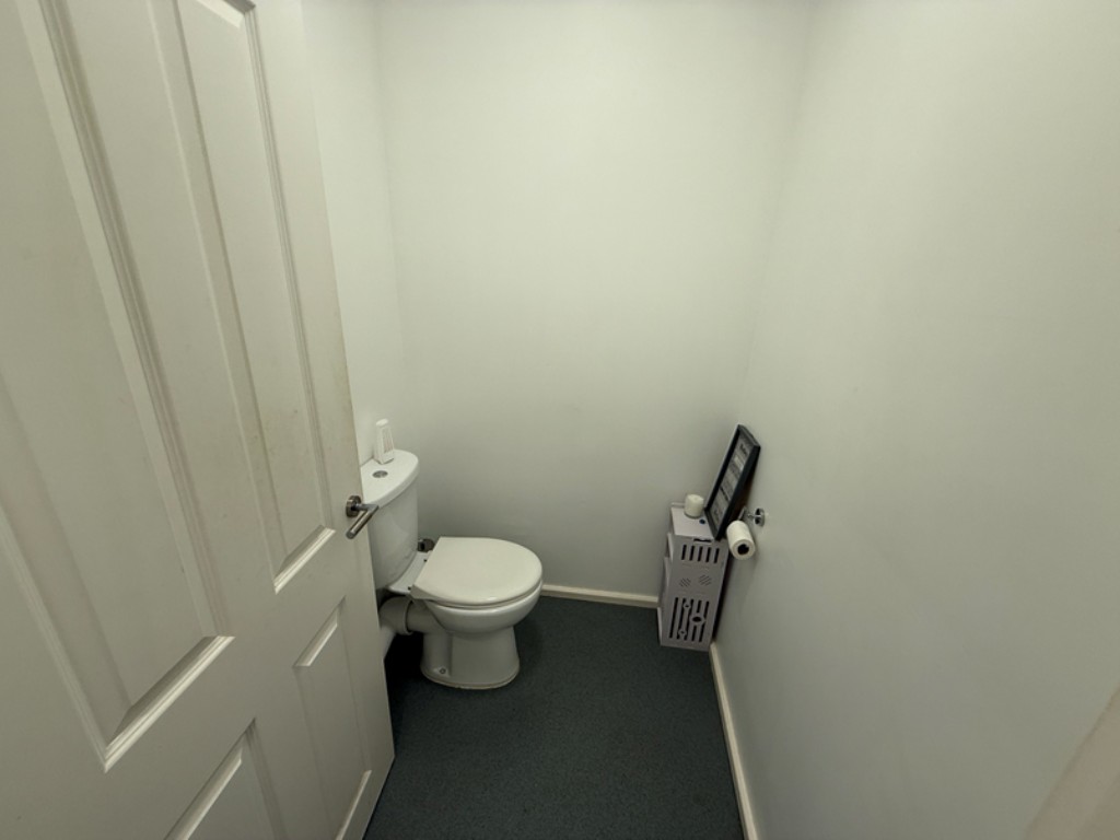 Lot: 72 - FREEHOLD COMMERCIAL & RESIDENTIAL BLOCK - Office W.C.